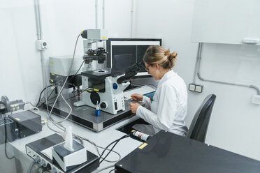 Labortechniker in einem modernen Labor - ZEDF00581