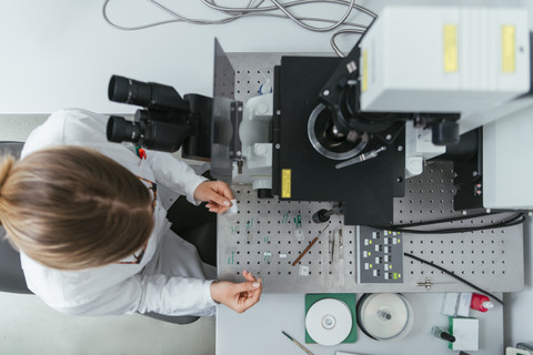 Labortechniker in einem modernen Labor, lizenzfreies Stockfoto
