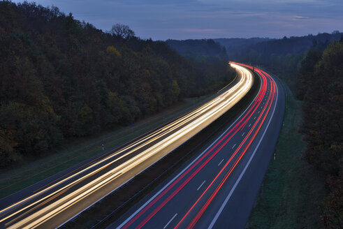 Deutschland, Bayern, Ampelspuren auf der Autobahn in der Dämmerung - RUEF01783