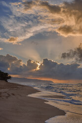 USA, Hawaii, Oahu, Sonnenuntergang und Brandung am Sunset Beach - RUEF01785