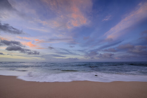 USA, Hawaii, Oahu, Sonnenuntergang und Brandung am Sunset Beach - RUEF01786