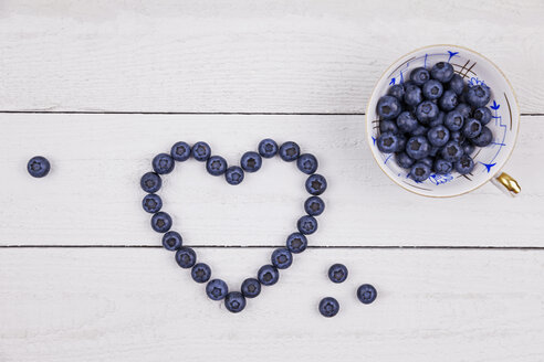 Sammler Tasse Blaubeeren und herzförmig mit Blaubeeren auf Holz - GWF05183