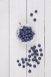 Sammeltasse mit Blaubeeren auf Holz - GWF05184