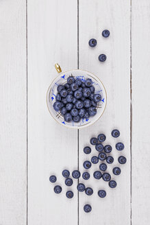 Sammeltasse mit Blaubeeren auf Holz - GWF05184