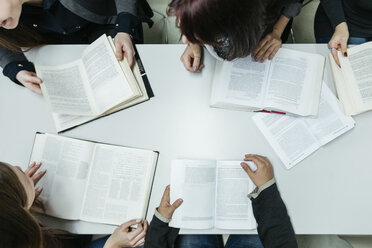 Eine Gruppe von Schülern lernt gemeinsam in einer Bibliothek - ZEDF00588