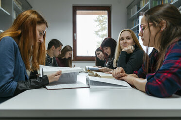 Eine Gruppe von Schülern lernt gemeinsam in einer Bibliothek - ZEDF00590