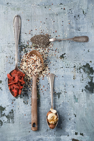 Löffel mit schwarzen Chiasamen, Wolfsbeeren, Nüssen und Quinoa, lizenzfreies Stockfoto