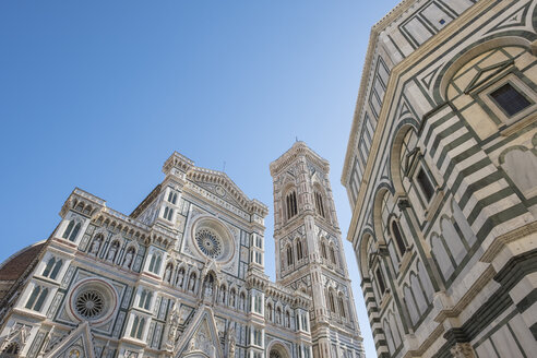 Italien, Florenz, Blick auf die Westfassade der Basilica di Santa Maria del Fiore und den Campanile di Giotto - LOMF00543