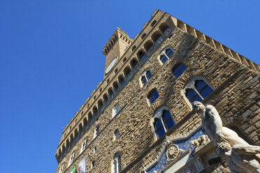 Italy, Florence, Palazzo Vecchio seen from below - LOMF00546