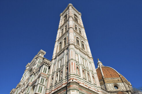 Italien, Florenz, Blick auf Campanile di Giotto und Basilica di Santa Maria del Fiore von unten - LOMF00547