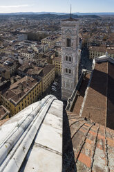 Italien, Florenz, Blick auf Campanile di Giotto und Dach der Basilica di Santa Maria del Fiore von oben - LOMF00548