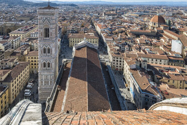Italien, Florenz, Blick auf Campanile di Giotto und Dach der Basilica di Santa Maria del Fiore von oben - LOMF00549