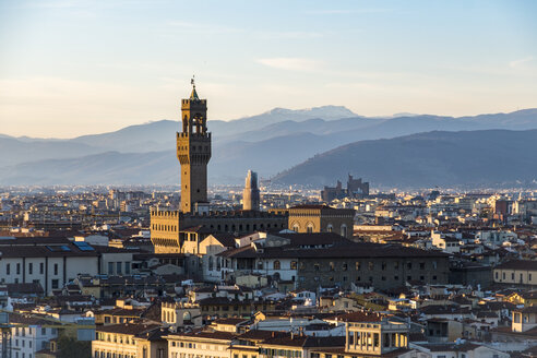 Italien, Florenz, Stadtbild mit Palazzo Vecchio bei Sonnenuntergang - LOMF00556