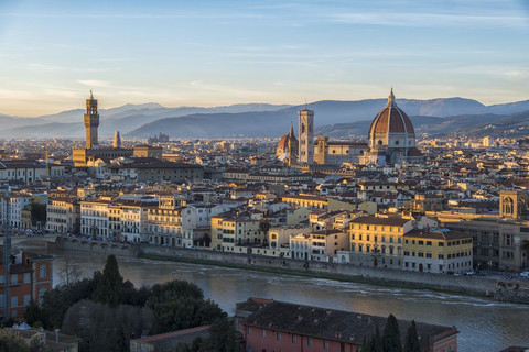 Italien, Florenz, Stadtbild mit Palazzo Vecchio und Basilica di Santa Maria del Fiore bei Sonnenuntergang, lizenzfreies Stockfoto