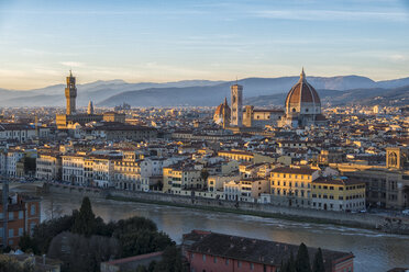 Italien, Florenz, Stadtbild mit Palazzo Vecchio und Basilica di Santa Maria del Fiore bei Sonnenuntergang - LOMF00557