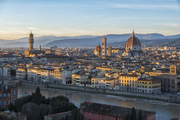 Italy, Florence, cityscape with Palazzo Vecchio and Basilica di Santa Maria del Fiore at sunset - LOMF00557