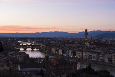 taly, Florenz, Stadtbild mit Palazzo Vecchio bei Sonnenuntergang - LOMF00558