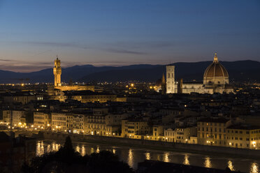 Italien, Florenz, Stadtbild mit Palazzo Vecchio und Basilica di Santa Maria del Fiore in der Abenddämmerung - LOMF00559