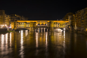 Italien, Florenz, Ponte Vecchio bei Nacht - LOMF00560