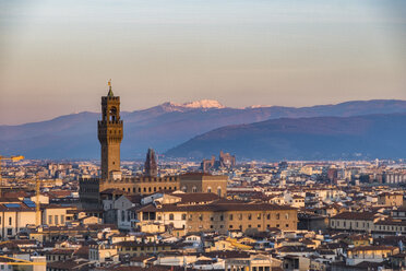 Italien, Florenz, Stadtbild mit Palazzo Vecchio bei Sonnenaufgang - LOMF00561