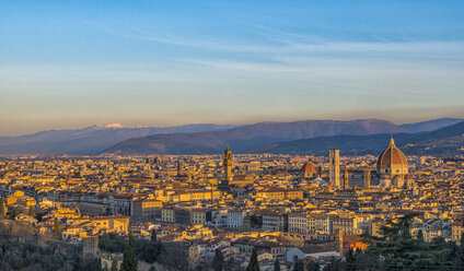 Italien, Florenz, Stadtbild mit Palazzo Vecchio und Basilica di Santa Maria del Fiore bei Sonnenaufgang - LOMF00562