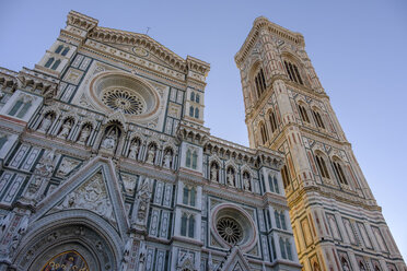 Italien, Florenz, Blick auf Basilica di Santa Maria del Fiore und Campanile di Giotto von unten bei Sonnenaufgang - LOMF00563