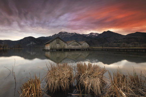 Deutschland, Bayern, Kochelsee bei Sonnenuntergang, lizenzfreies Stockfoto