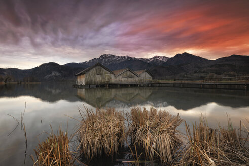 Deutschland, Bayern, Kochelsee bei Sonnenuntergang - MBOF00038