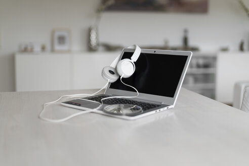 Laptop, Kopfhörer und CD auf dem Tisch - CHPF00388