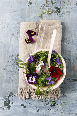Schüssel mit Blattsalat mit roten Radieschen, Kresse und essbaren Blüten, lizenzfreies Stockfoto