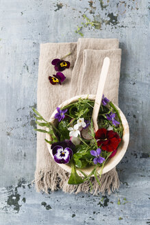 Schüssel mit Blattsalat mit roten Radieschen, Kresse und essbaren Blüten - MYF01907