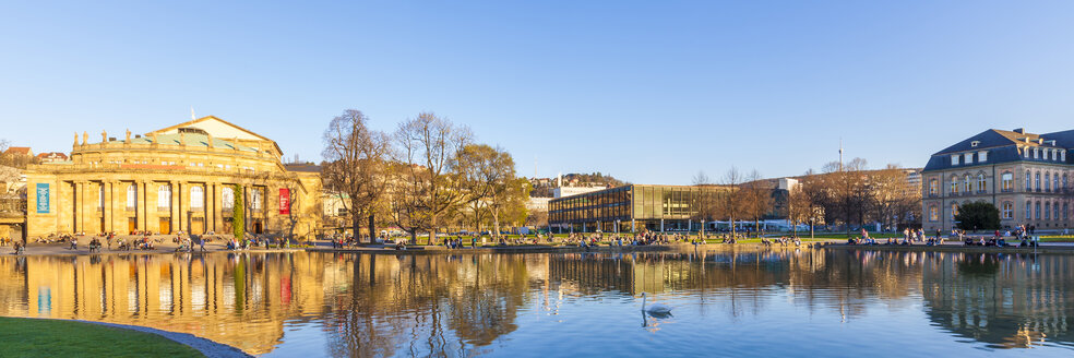 Deutschland, Stuttgart, Stadtansicht mit Eckensee und Opernhaus im Hintergrund - WDF03996