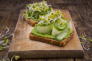 Sandwich mit Avocadocreme und Gurke garniert mit Radieschensprossen - LVF06038