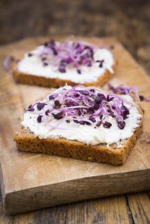 Frischkäse-Sandwich mit roten Radieschensprossen - LVF06041