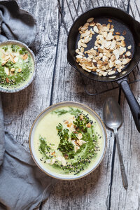 Schüssel Spinat-Kartoffelsuppe mit gerösteten Mandeln - SBDF03169