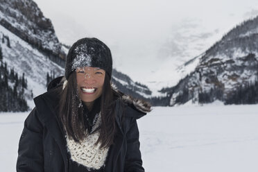 Kanada, Banff, Lake Louise, Porträt einer glücklichen Frau in einer Winterlandschaft - TOVF00073