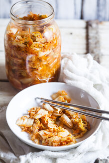 Hausgemachtes koreanisches Kimchi mit Chinakohl, Frühlingszwiebeln und Karotten - SBDF03175