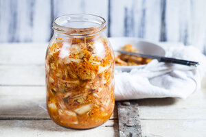Ein Glas hausgemachtes koreanisches Kimchi mit Chinakohl, Frühlingszwiebeln und Karotten - SBDF03177