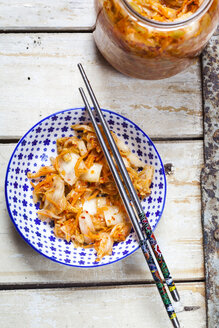 Hausgemachtes koreanisches Kimchi mit Chinakohl, Frühlingszwiebeln und Karotten - SBDF03178