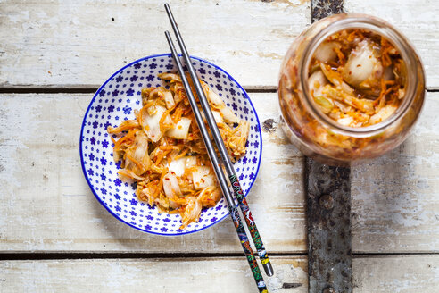 Hausgemachtes koreanisches Kimchi mit Chinakohl, Frühlingszwiebeln und Karotten - SBDF03179
