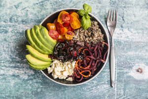 Mittagsschüssel mit Quinoa tricolore, Mangold, Avocado, Karottenspaghetti, Tomaten und Feta - SARF03287