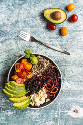 Mittagsschüssel mit Quinoa tricolore, Mangold, Avocado, Karottenspaghetti, Tomaten und Feta - SARF03288