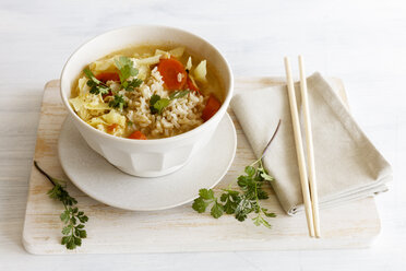 Schüssel mit asiatischer Suppe mit Weißkohl, Karotten und Reis - EVGF03210