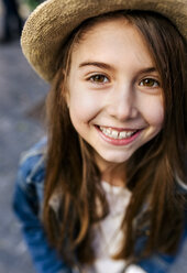 Porträt eines lächelnden Mädchens, das einen Hut im Freien trägt - MGOF03216