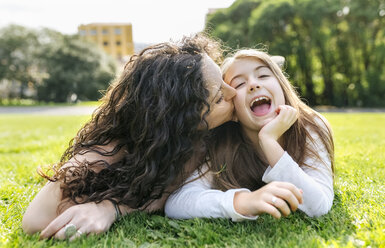 Mutter und Tochter haben Spaß, wenn sie im Gras liegen - MGOF03223