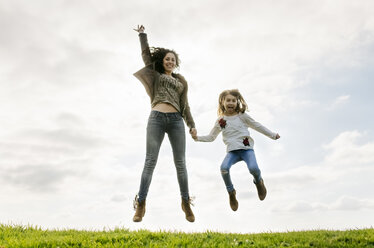 Glückliche Mutter und Tochter springen auf einer Wiese - MGOF03225