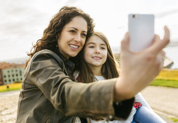 Glückliche Mutter und Tochter machen ein Selfie - MGOF03226