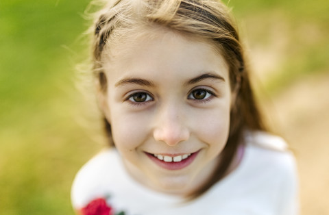 Porträt eines lächelnden Mädchens im Freien, lizenzfreies Stockfoto