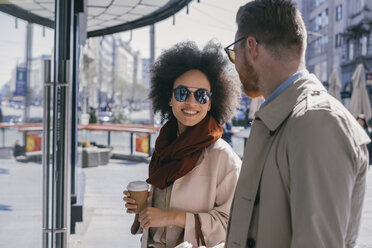 Ehepaar in der Stadt mit Kaffee zum Mitnehmen - MOMF00141