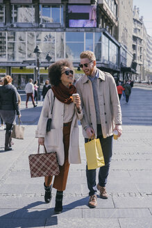 Glückliches Paar beim Einkaufen in der Stadt - MOMF00143
